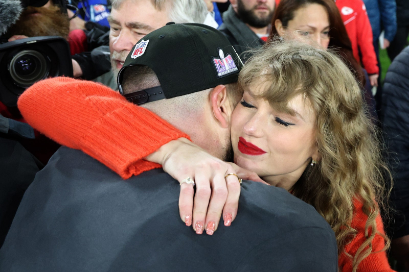 Taylor Swift Revealed A Trending Nail Shape While Celebrating Travis’s Win