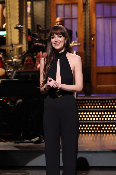 Meditation, An LED Mask And VB Lip Liner: The Secrets Of Dakota Johnson’s ‘SNL’ Beauty Prep