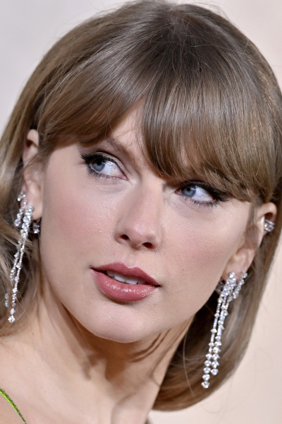 Taylor Swift Revealed A Trending Nail Shape While Celebrating Travis’s Win